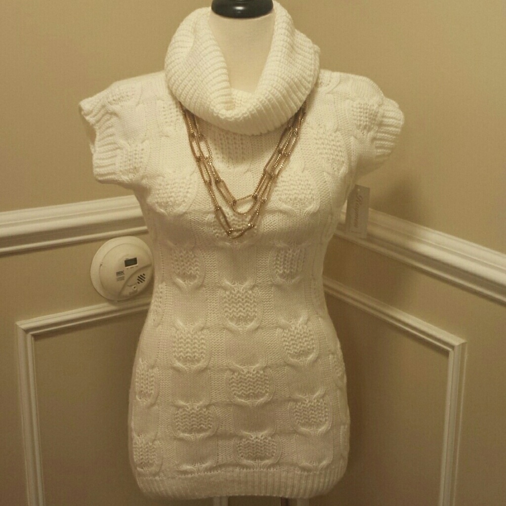 Cream colored sweater tunic short sleeved